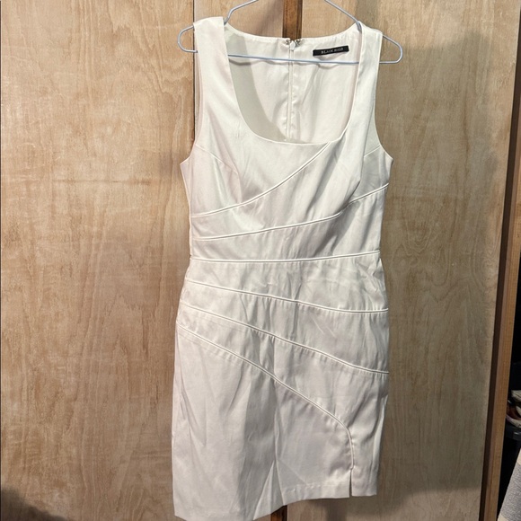 Black Halo Dresses & Skirts - BLACK HALO Lined white Sheath Dress 8 GUC Small Thigh Slit